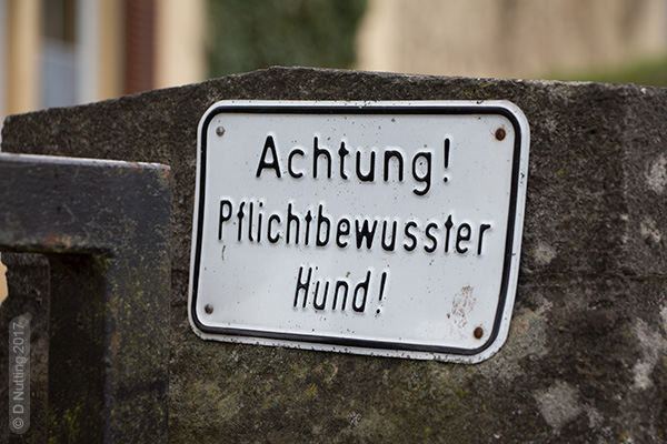 [Foto (copyright: D Nutting): Schild - Warnung am Gartentor]