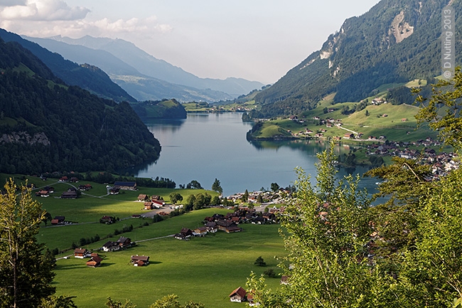 [Foto: Der Lungernersee, Kanton Obwalden, Schweiz (© D Nutting)]