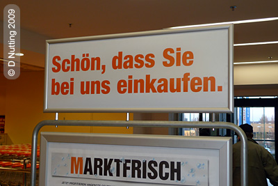 [Foto: Plakat in einem Supermarkt in der Schweiz]