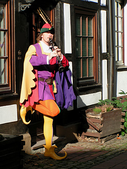 [Foto: Rattenfänger-Charakter in der Altstadt, Hameln]