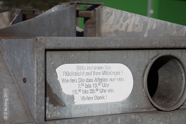 [Foto (copyright: D Nutting): Schild an einer Recycling-Tonne, mit Imperativ-Beispiel]