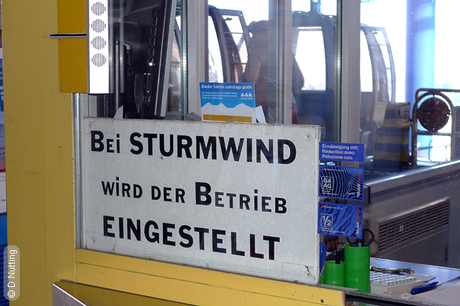 Foto (copyright: D Nutting): Schild in einer Gondelstation