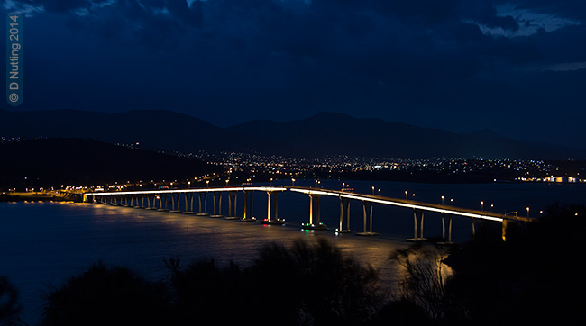 [Foto: Tasman-Brücke bei Nacht, Hobart, Tasmanien (© D Nutting)]